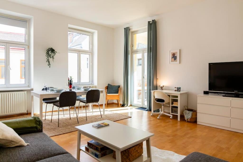 Savoir-Vivre In Unserer Zentralen Balkonwohnung Viena Exterior foto